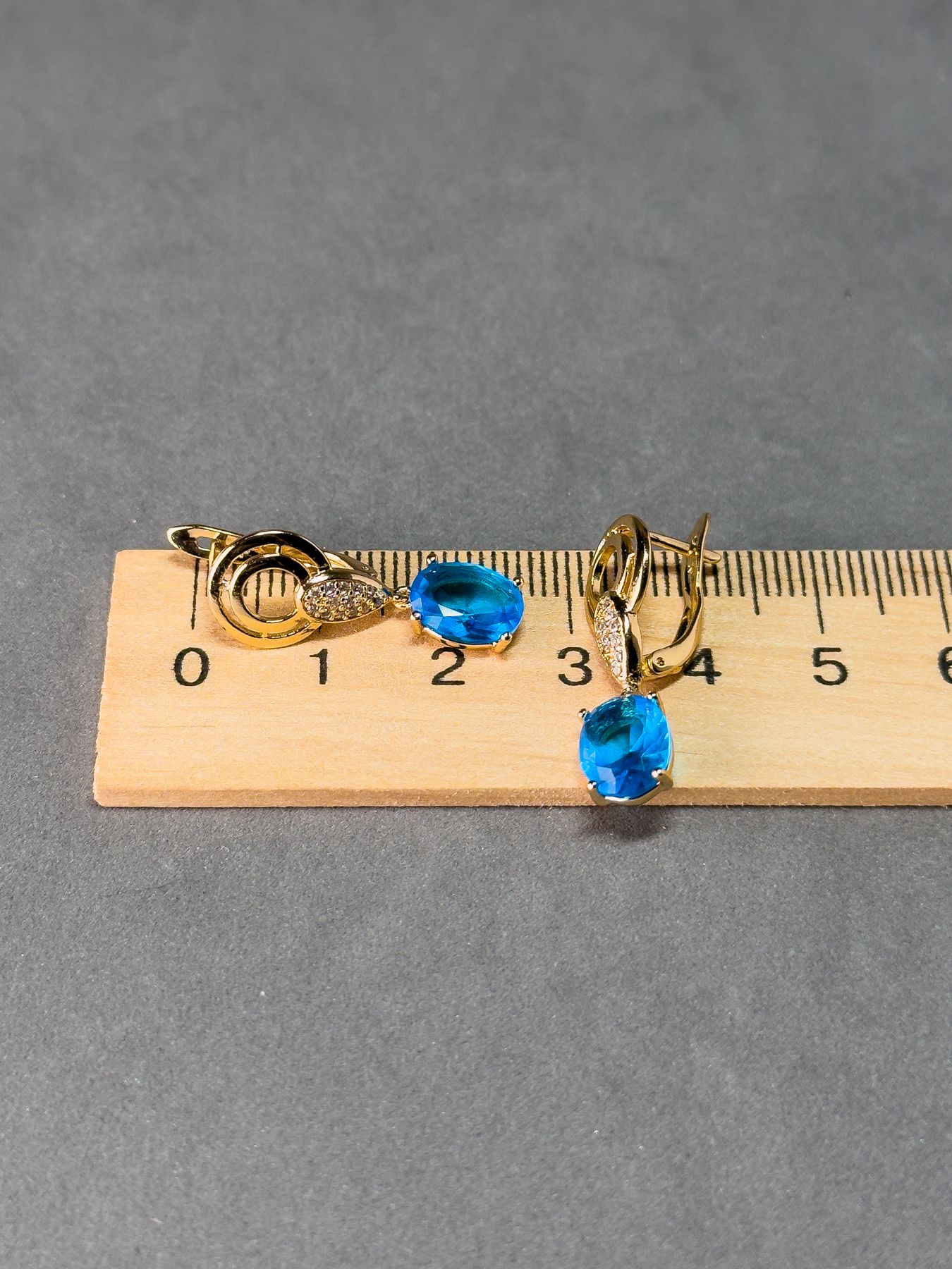 Вишукані сережки з блакитним камінчиком
